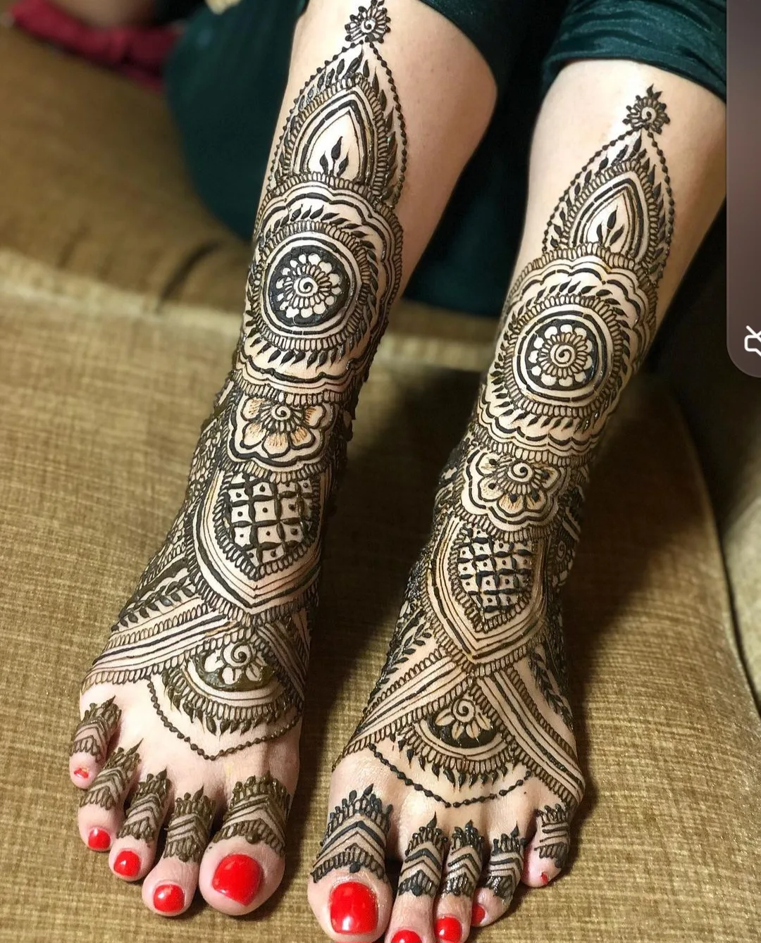 A group Eid henna setting with multiple designs
