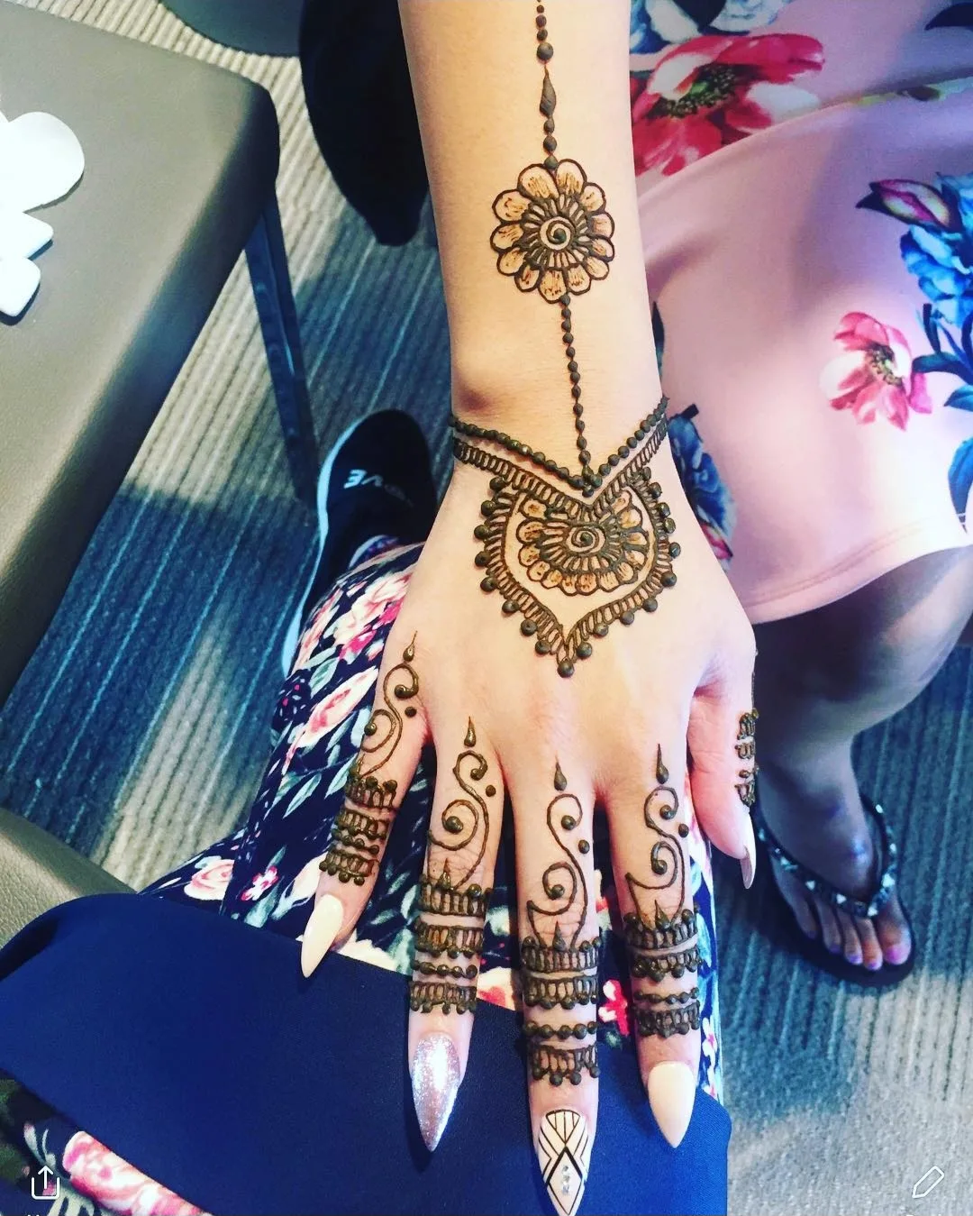 Arabic-style floral mehndi with bold vines and open space