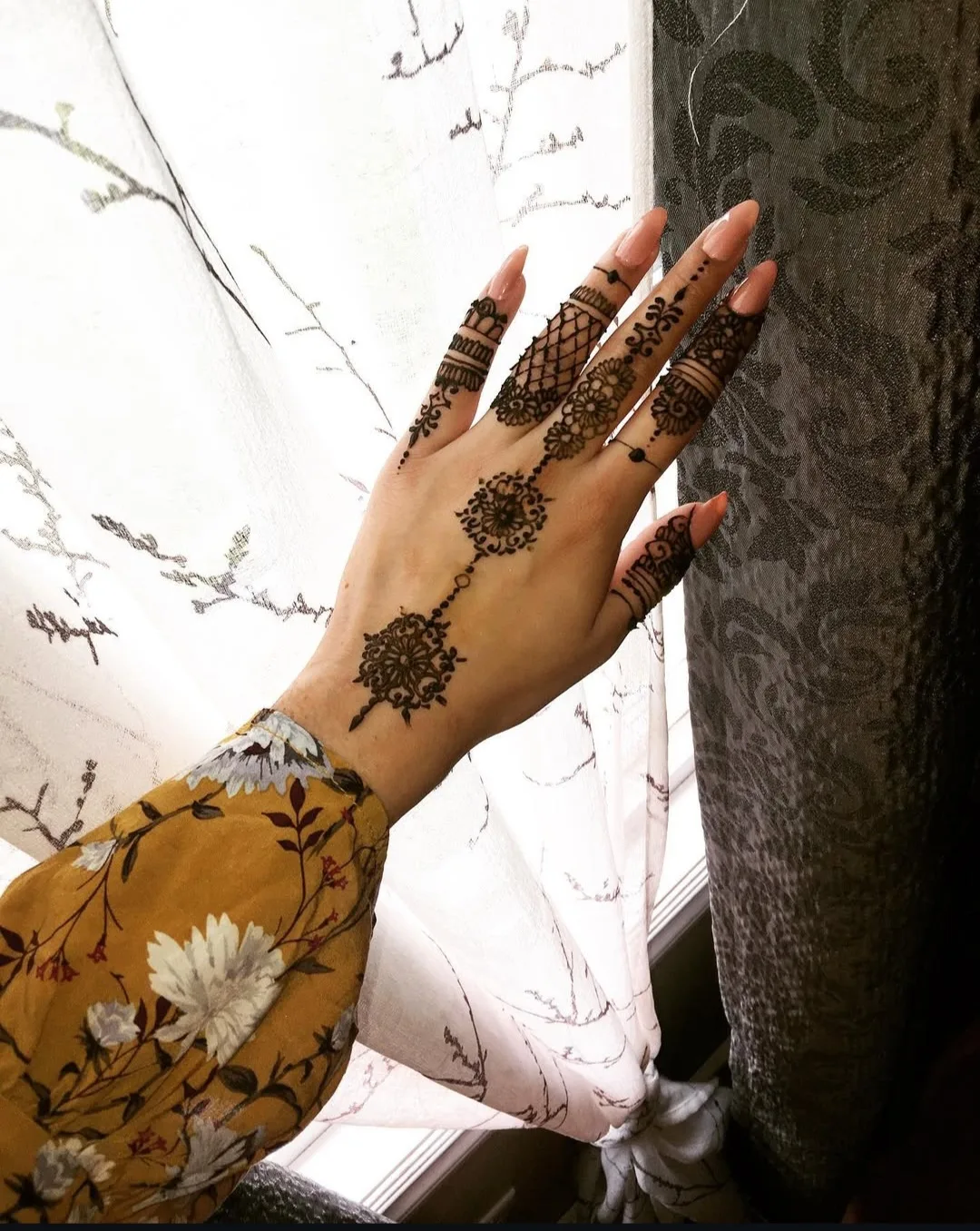 A lighter, festive Eid-style henna design