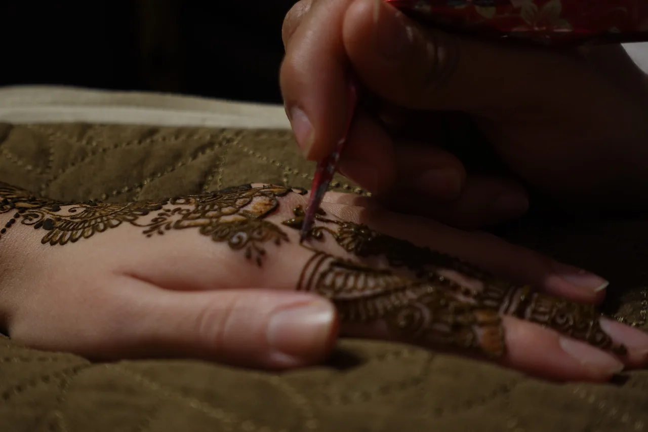 A natural henna design on hands, made with 100% natural fresh-mixed paste